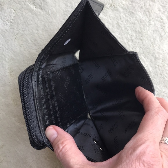 ROOTS Black leather Wallet - Picture 3 of 5